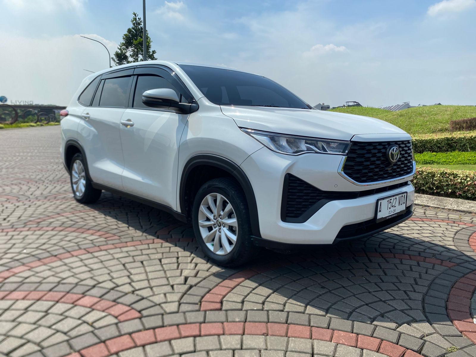 Innova Zenix 2023 thumbnail 3