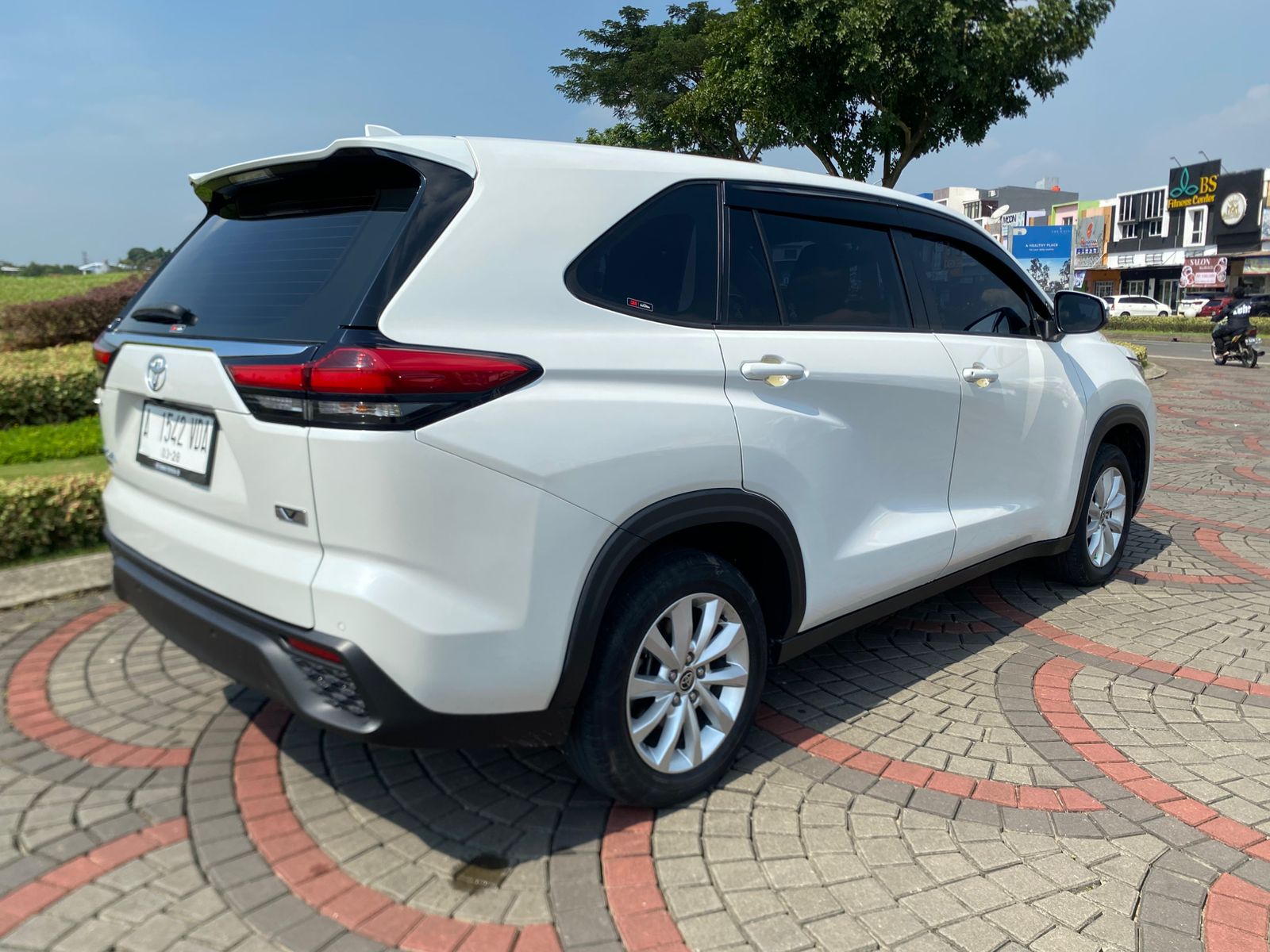 Innova Zenix 2023 thumbnail 8