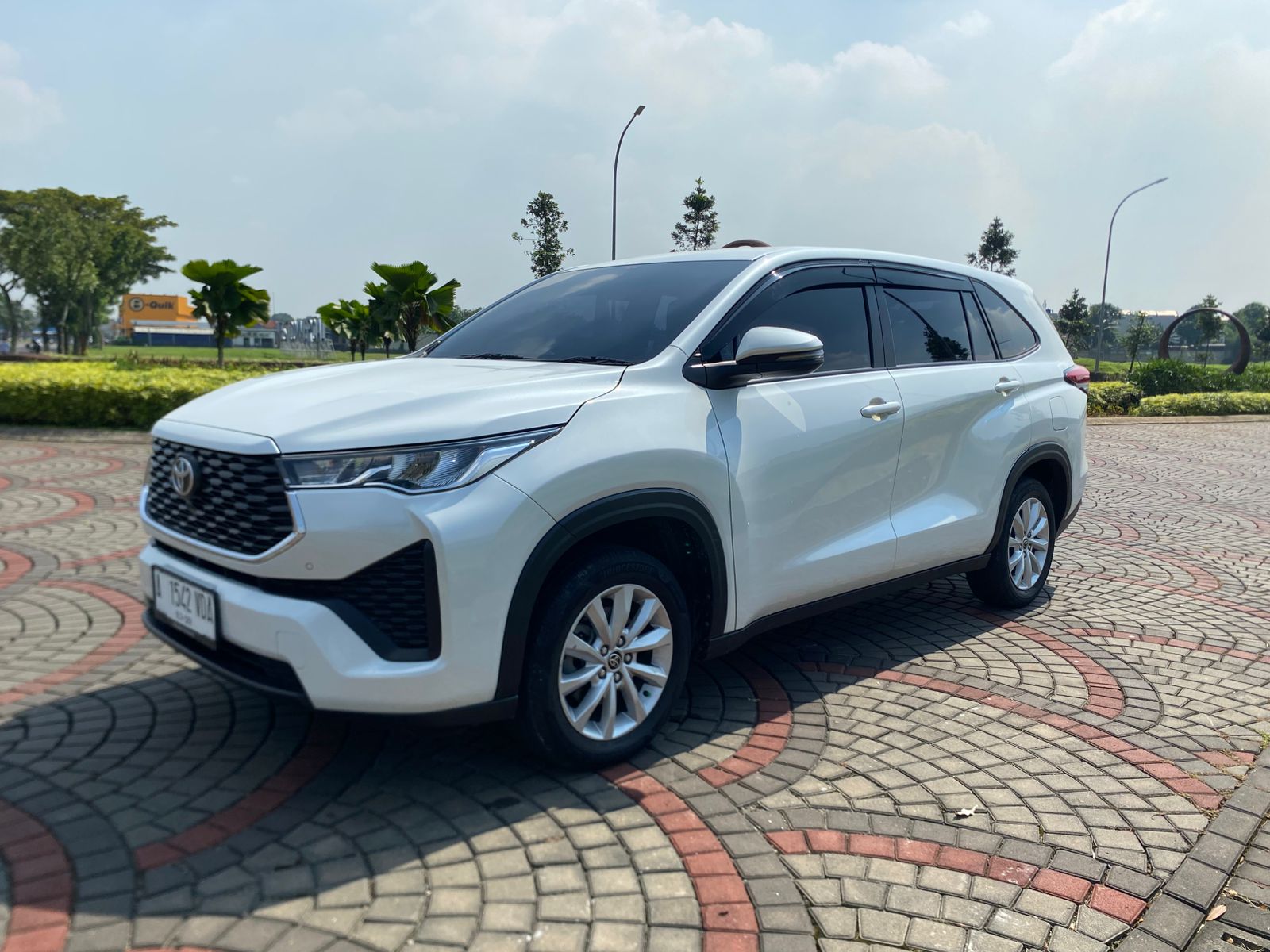 Innova Zenix 2023 thumbnail 10